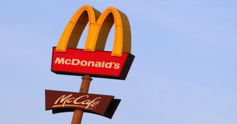 „McDonald's“ darbuotoja pamelavo serganti koronavirusu, kad nedirbtų