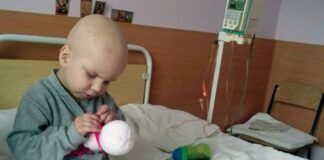 4 metų berniukas ligoninėje siuvo žaislus, kad užsidirbtų pinigų leukemijos gydymui