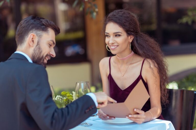 Kodėl pirmojo pasimatymo metu geriausia eiti į restoraną?