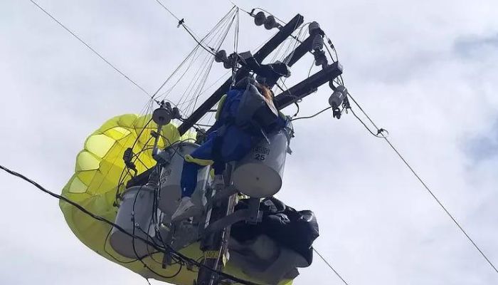 Pirmasis savarankiškas šuolis parašiutu baigėsi nesėkmingai: moteris atsidūrė ant aukštos įtampos stulpo