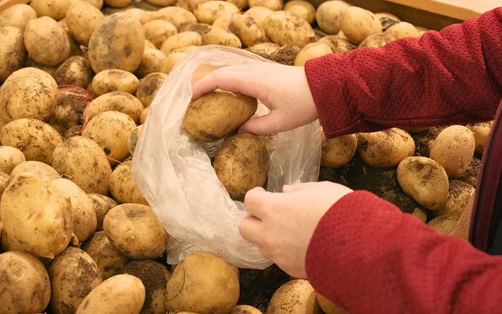 Taip atskirsite šviežias bulves nuo atvežtinių: detalės yra labai svarbios