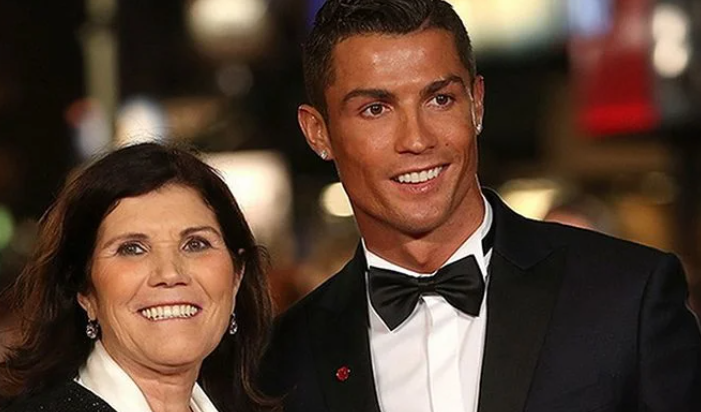 Cristiano Ronaldo vis dar gyvena su savo mama. Sužinokite, kodėl